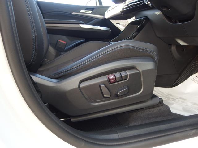 運転席側シートになります。