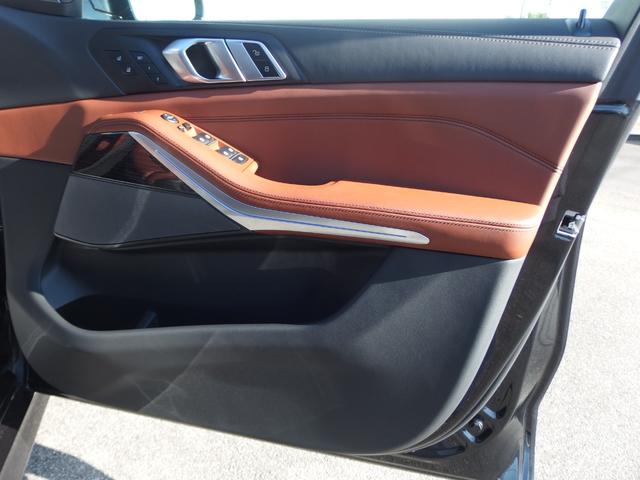 Ｘ５ ｘＤｒｉｖｅ　４０ｄ　Ｍスポーツ　インテグレイテッドアクティブステアリング　アイコニックグロ　２１ＡＷ　ドライビングアシスト　パーキングアシスト　ソフトクローズドア　アダプディブＬＥＤヘッドライト　ハイビームアシスタント（14枚目）