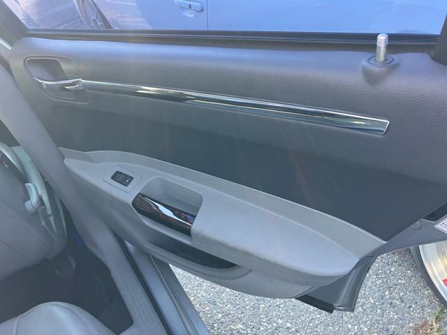 クライスラー・300C 3.5 ディーラー車 右ハンドル 電動レザーシート シートヒーター ナビ ETC 22インチアルミホイール マフラー(19枚目)