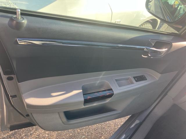 クライスラー・300C 3.5 ディーラー車 右ハンドル 電動レザーシート シートヒーター ナビ ETC 22インチアルミホイール マフラー(26枚目)