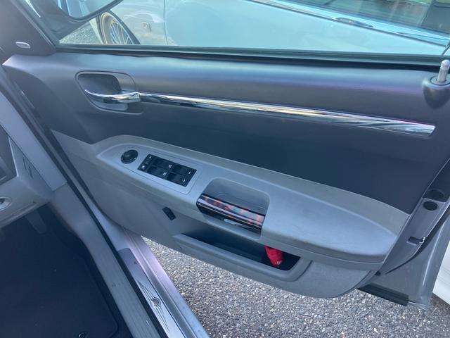 クライスラー・300C 3.5 ディーラー車 右ハンドル 電動レザーシート シートヒーター ナビ ETC 22インチアルミホイール マフラー(30枚目)