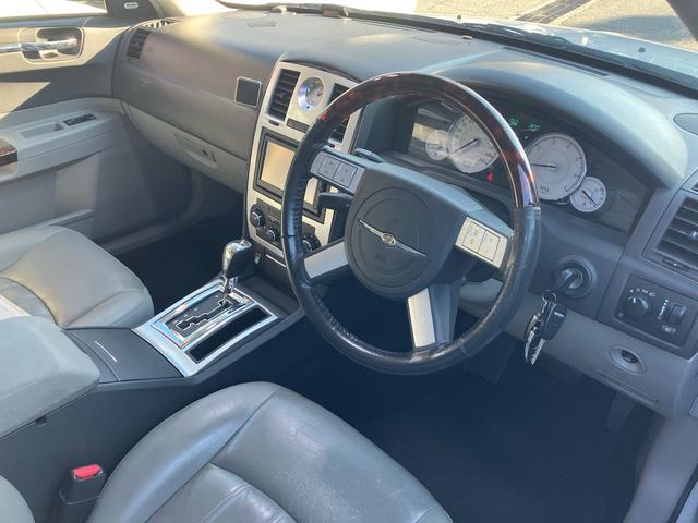 クライスラー・300C 3.5 ディーラー車 右ハンドル 電動レザーシート シートヒーター ナビ ETC 22インチアルミホイール マフラー(31枚目)