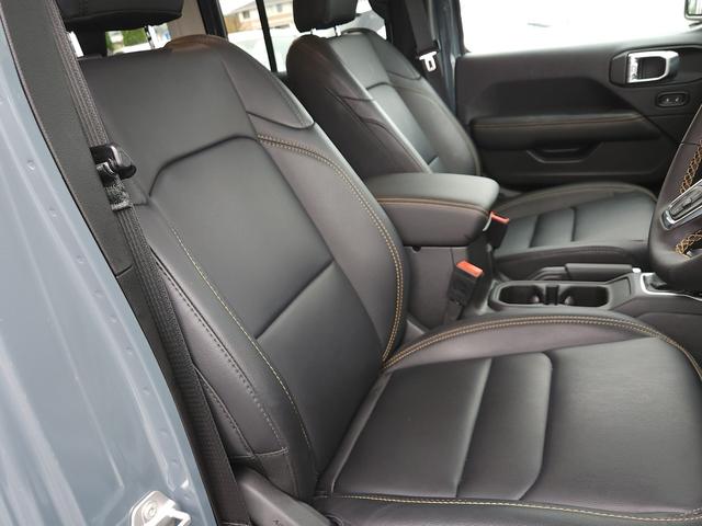 ジープ・ラングラーアンリミテッド 　アンリミテッド　サハラ　ローンチＥＤ　　４ＷＤ　マイナーチェンジ後モデル　レザーシート　　シートヒーター　純正ナビゲーション　ワンオーナー　禁煙車　新車保証付き（8枚目）