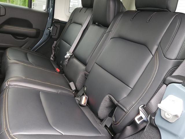 ジープ・ラングラーアンリミテッド 　アンリミテッド　サハラ　ローンチＥＤ　　４ＷＤ　マイナーチェンジ後モデル　レザーシート　　シートヒーター　純正ナビゲーション　ワンオーナー　禁煙車　新車保証付き（10枚目）