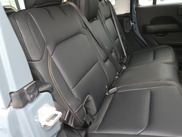 ジープ・ラングラーアンリミテッド 　アンリミテッド　サハラ　ローンチＥＤ　　４ＷＤ　マイナーチェンジ後モデル　レザーシート　　シートヒーター　純正ナビゲーション　ワンオーナー　禁煙車　新車保証付き（11枚目）