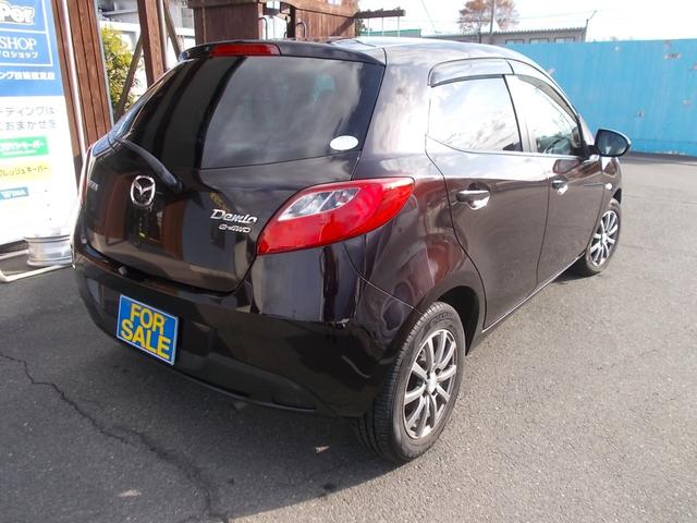 デミオ １３Ｃ　４ＷＤ　ナビ　ワンセグＴＶ　ＥＴＣ　キーレス　オートライト　ライトレベライザー　ＡＢＳ　運転席・助手席エアバッグ　エアコン　パワステ　パワーウィンドウ　電動格納ドアミラー　純正フロアマット（4枚目）