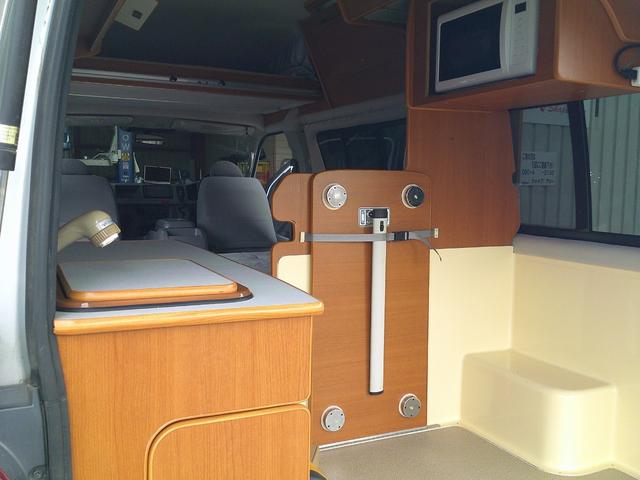 ハイエースワゴン キャンピングカー　昇降ベッド　後期フェイス　ＬＥＤヘッドライト　冷蔵庫　電子レンジ　２２００Ｗインバーター　シンク　ＦＦヒーター（20枚目）