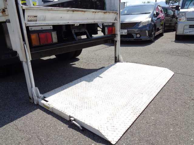 エルフトラック 　平ボディパワーゲート付車　最大積載３．０００ｋｇ　５速ＭＴ（18枚目）