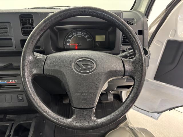 【点検】納車前には小さなクルマを知り尽くしたエキスパートが基本性能に関わる機能や状態を徹底的に点検。消耗部品を交換するなど法定12ヶ月点検相当の点検・整備を実施しています。