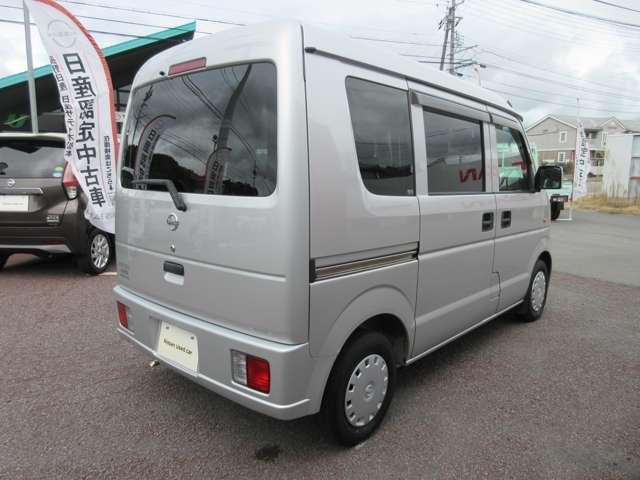 ＮＶ１００クリッパーバン ＧＸターボ　６６０　ハイルーフ　４ＷＤ　ワンオーナー　純正デッキ　ＥＴＣ　キーレス　禁煙車　パワーステアリング　エアコン　ＡＢＳ付　運転席エアバッグ　前席パワーウィンドウ（3枚目）