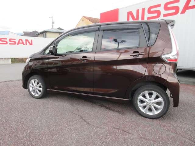 デイズ ハイウェイスター X ワンオーナー・4WD・HIDヘッドライト・フォグ・スマートキー・プッシュスタート・社外ナビ・アラウンドビューモニター・オートライト・オートエアコン・オートハイビーム・横滑り防止・シートヒーター(9枚目)