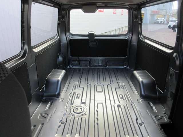 キャラバン ロングEX ワンオーナー 禁煙車使用 衝突被害軽減システム キーレスエントリー 全方位カメラ アラウンドビューモニター スマートルームミラー マニュアルエアコン パワーウインドウ 社外アルミ 横滑り防止(15枚目)