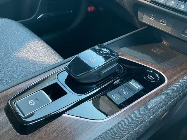 オーラ 1.2 G FOUR 4WD プロパイロット 日産コネクトナビゲーショ ワンオーナー車 エマブレ 全周囲 LDW 記録簿 アダプティブクルーズ 盗難防止システム オートエアコン スマートキー バックカメラ LEDライト アルミホイール 4WD ETC車載器 ナビTV 禁煙(11枚目)