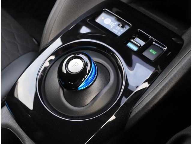 手首の動きのみで操作できる新デザインの電制シフト！ピアノブラック調フィニッシャーで、質感を高めています！