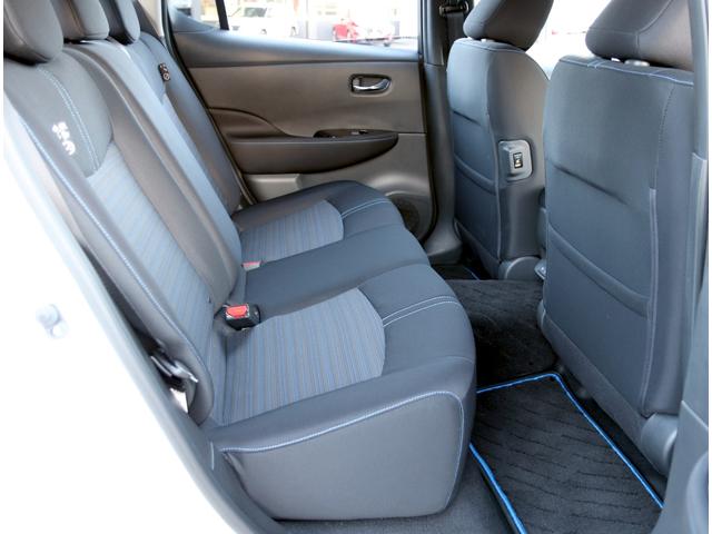 リーフの室内空間は、後席の乗員にも余裕のスペースを提供！