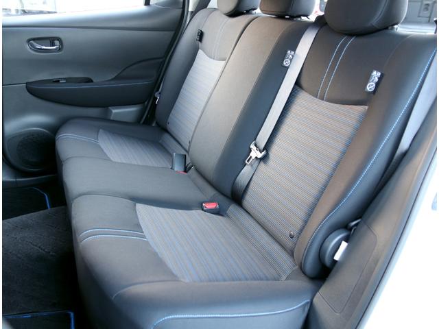 リーフの室内空間は、後席の乗員にも余裕のスペースを提供！