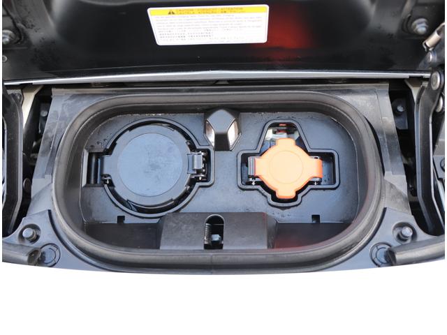 ご自宅でも外出先でも、サクッと快適に充電！充電ポートの右側が普通充電、左側が急速充電となります！