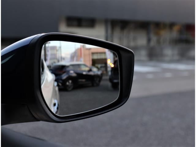 ＢＳＩ（後側方衝突防止支援システム）＋ＢＳＷ（後側方車両検知警報）警告音とともに、ブレーキを制御！車をもとの車線内に戻すような力を短時間発生させ、車両との接触を回避するようステアリング操作をアシスト！