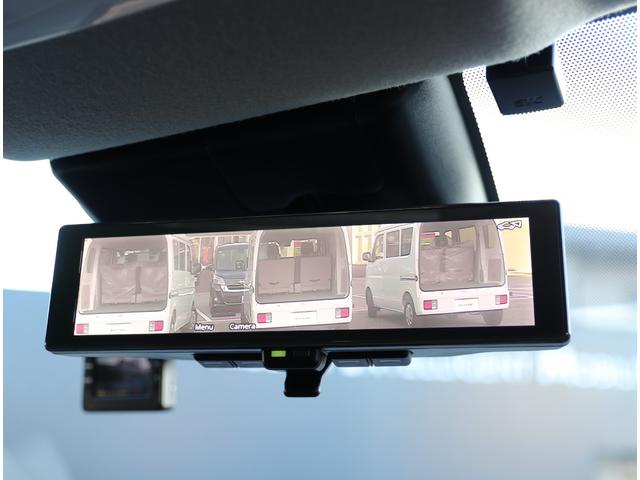 【インテリジェント　ルームミラー】車両後方のカメラ映像をミラー面に映し出します！車内の状況や天候に左右されず、また夜間にはカメラの感度をアップさせるなどにより、いつでもクリアな後方視界が得られます！