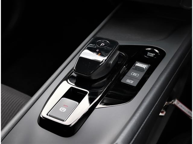 前後の動きのみで操作できる新デザインの電制シフト！ピアノブラック調フィニッシャーで、質感を高めています！