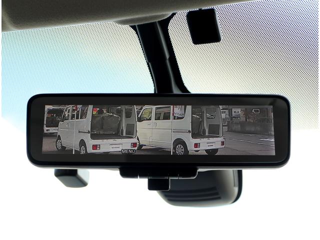 【インテリジェント　ルームミラー】車両後方のカメラ映像をミラー面に映し出します！車内の状況や天候に左右されず、また夜間にはカメラの感度をアップさせるなどにより、いつでもクリアな後方視界が得られます！