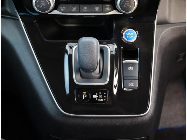 手首の動きのみで操作できる新デザインの電制シフト！ピアノブラック調フィニッシャーで、質感を高めています！