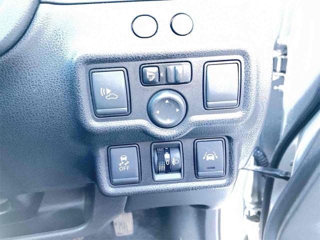 【レーンアシスト】走行中にカメラで車線を認識し、車線を逸脱しそうなときに警報を発したり、さらに進んでステアリング補正を行ったりする機能。