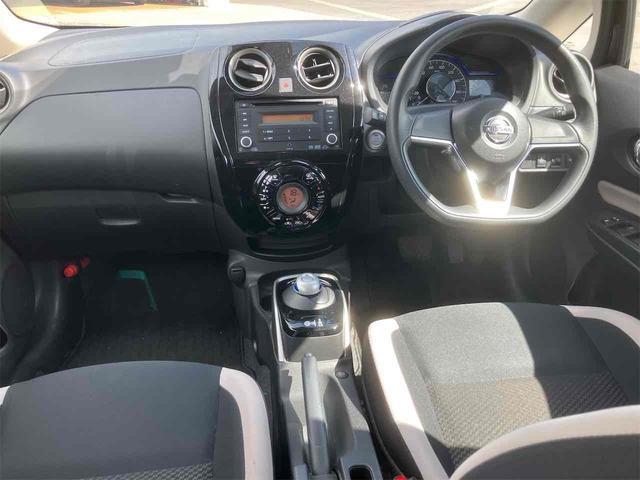 ノート ｅ－パワー　Ｘ　サイドカメラ　クリアランスソナー　レーンアシスト　衝突被害軽減システム　アルミホイール　スマートキー　アイドリングストップ　電動格納ミラー　ＣＶＴ　盗難防止システム　衝突安全ボディ　ＡＢＳ　ＥＳＣ（2枚目）