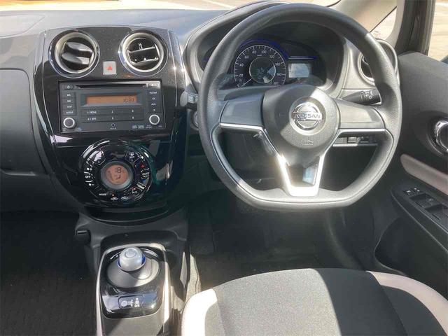 ノート ｅ－パワー　Ｘ　サイドカメラ　クリアランスソナー　レーンアシスト　衝突被害軽減システム　アルミホイール　スマートキー　アイドリングストップ　電動格納ミラー　ＣＶＴ　盗難防止システム　衝突安全ボディ　ＡＢＳ　ＥＳＣ（3枚目）