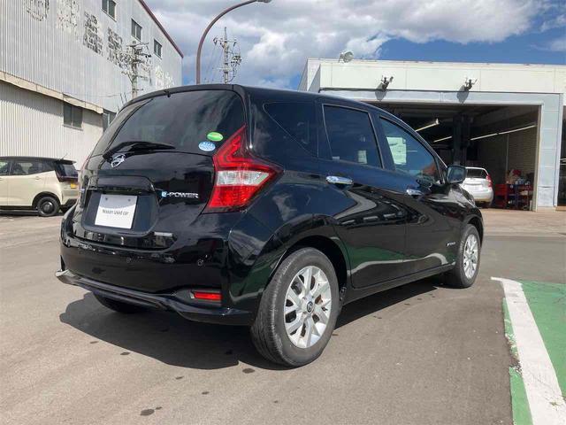 ノート ｅ－パワー　Ｘ　サイドカメラ　クリアランスソナー　レーンアシスト　衝突被害軽減システム　アルミホイール　スマートキー　アイドリングストップ　電動格納ミラー　ＣＶＴ　盗難防止システム　衝突安全ボディ　ＡＢＳ　ＥＳＣ（16枚目）