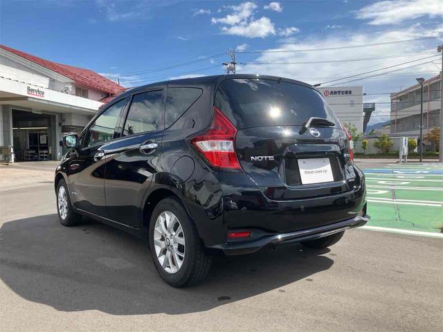 ノート ｅ－パワー　Ｘ　サイドカメラ　クリアランスソナー　レーンアシスト　衝突被害軽減システム　アルミホイール　スマートキー　アイドリングストップ　電動格納ミラー　ＣＶＴ　盗難防止システム　衝突安全ボディ　ＡＢＳ　ＥＳＣ（17枚目）