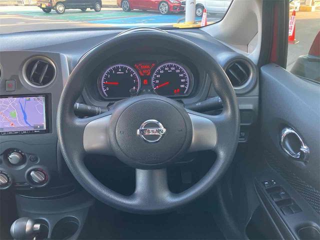 ノート Ｘ　ＦＯＵＲ　４ＷＤ　ナビ　スマートキー　電動格納ミラー　ＣＶＴ　盗難防止システム　衝突安全ボディ　ＡＢＳ　エアコン　パワーステアリング　パワーウィンドウ（4枚目）