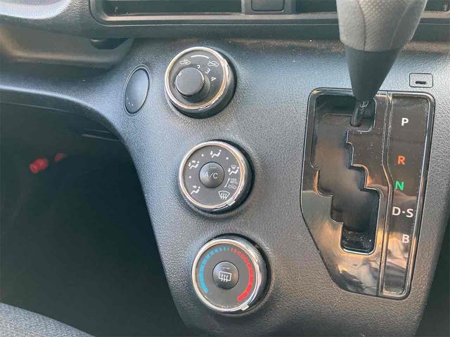 シエンタ Ｘ　Ｖパッケージ　４ＷＤ　ＥＴＣ　ナビ　ＴＶ　両側スライドドア　キーレスエントリー　３列シート　ＣＶＴ　ＣＤ　ＵＳＢ　衝突安全ボディ　ＡＢＳ　ＥＳＣ　エアコン　パワーステアリング　パワーウィンドウ　運転席エアバッグ（6枚目）