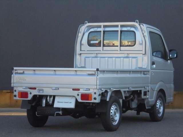 NT100クリッパートラック 660 DX セーフティパッケージ 4WD インテリジェントエマージェンシーブレーキ パワーウィンドウ キーレスエントリー 禁煙車 助手席エアバッグ 切替式4WD 車線逸脱警報 エアバッグ エアコン ABS パワーステアリング(2枚目)