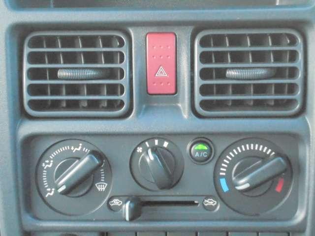 NT100クリッパートラック 660 DX セーフティパッケージ 4WD インテリジェントエマージェンシーブレーキ パワーウィンドウ キーレスエントリー 禁煙車 助手席エアバッグ 切替式4WD 車線逸脱警報 エアバッグ エアコン ABS パワーステアリング(5枚目)