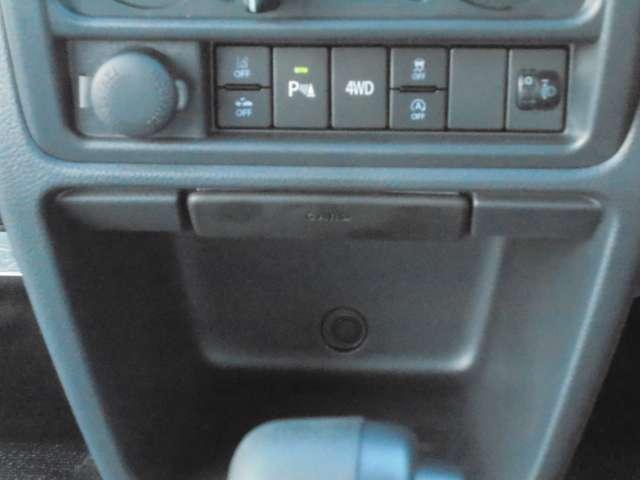 NT100クリッパートラック 660 DX セーフティパッケージ 4WD インテリジェントエマージェンシーブレーキ パワーウィンドウ キーレスエントリー 禁煙車 助手席エアバッグ 切替式4WD 車線逸脱警報 エアバッグ エアコン ABS パワーステアリング(6枚目)