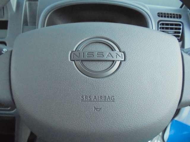 NT100クリッパートラック 660 DX セーフティパッケージ 4WD インテリジェントエマージェンシーブレーキ パワーウィンドウ キーレスエントリー 禁煙車 助手席エアバッグ 切替式4WD 車線逸脱警報 エアバッグ エアコン ABS パワーステアリング(11枚目)