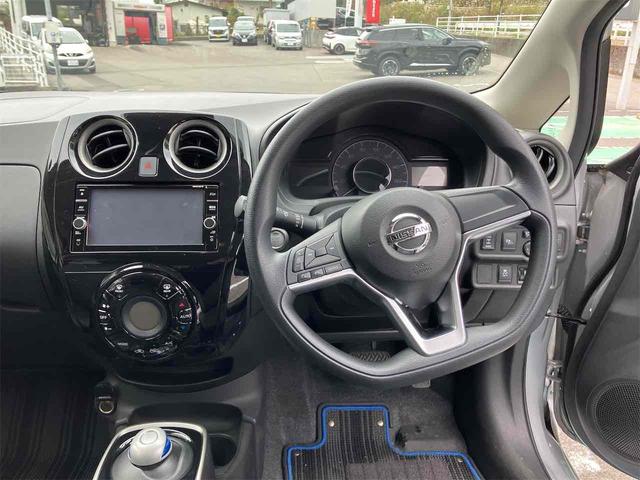 ノート ｅ－パワー　Ｘ　ＦＯＵＲ　４ＷＤ　全周囲カメラ　ナビ　ＴＶ　クリアランスソナー　レーンアシスト　衝突被害軽減システム　アルミホイール　オートライト　スマートキー　盗難防止システム　衝突安全ボディ　ＡＢＳ　バックビューモニター（3枚目）