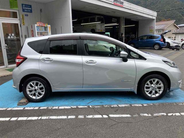 ノート ｅ－パワー　Ｘ　ＦＯＵＲ　４ＷＤ　全周囲カメラ　ナビ　ＴＶ　クリアランスソナー　レーンアシスト　衝突被害軽減システム　アルミホイール　オートライト　スマートキー　盗難防止システム　衝突安全ボディ　ＡＢＳ　バックビューモニター（14枚目）