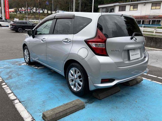 ノート ｅ－パワー　Ｘ　ＦＯＵＲ　４ＷＤ　全周囲カメラ　ナビ　ＴＶ　クリアランスソナー　レーンアシスト　衝突被害軽減システム　アルミホイール　オートライト　スマートキー　盗難防止システム　衝突安全ボディ　ＡＢＳ　バックビューモニター（17枚目）