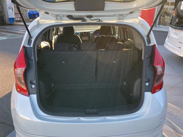 ノート ライダー　ＥＴＣ　バックカメラ　ナビ　衝突被害軽減システム　アルミホイール　オートライト　スマートキー　アイドリングストップ　電動格納ミラー　ＣＶＴ　盗難防止システム　衝突安全ボディ　ＡＢＳ　ＥＳＣ　エアコン（19枚目）