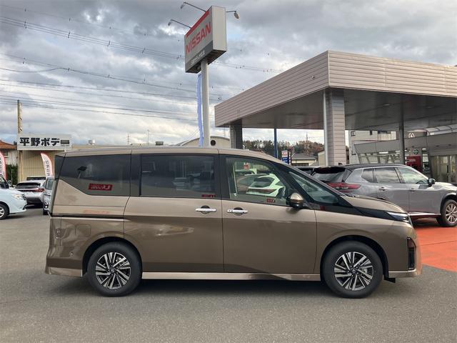 セレナ e-4ORCE ハイウェイスターV 4WD TV クリアランスソナー レーンアシスト 自動駐車システム 衝突被害軽減システム 両側電動スライドドア LEDヘッドランプ スマートキー シートヒーター 3列シート CVT アルミホイール(15枚目)