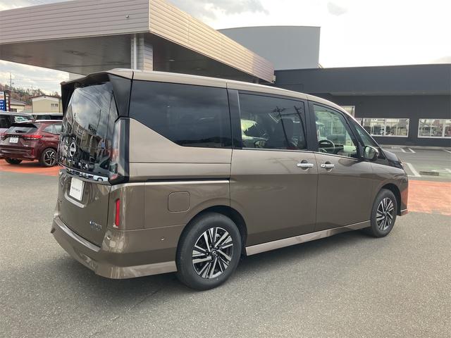 セレナ e-4ORCE ハイウェイスターV 4WD TV クリアランスソナー レーンアシスト 自動駐車システム 衝突被害軽減システム 両側電動スライドドア LEDヘッドランプ スマートキー シートヒーター 3列シート CVT アルミホイール(16枚目)