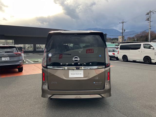 セレナ e-4ORCE ハイウェイスターV 4WD TV クリアランスソナー レーンアシスト 自動駐車システム 衝突被害軽減システム 両側電動スライドドア LEDヘッドランプ スマートキー シートヒーター 3列シート CVT アルミホイール(17枚目)