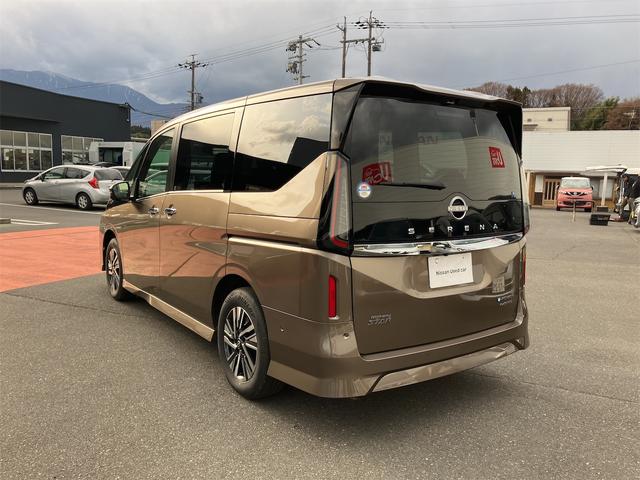 セレナ e-4ORCE ハイウェイスターV 4WD TV クリアランスソナー レーンアシスト 自動駐車システム 衝突被害軽減システム 両側電動スライドドア LEDヘッドランプ スマートキー シートヒーター 3列シート CVT アルミホイール(18枚目)