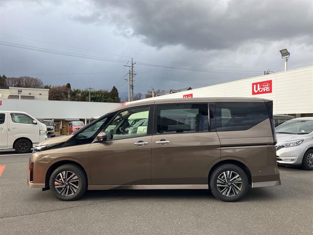 セレナ e-4ORCE ハイウェイスターV 4WD TV クリアランスソナー レーンアシスト 自動駐車システム 衝突被害軽減システム 両側電動スライドドア LEDヘッドランプ スマートキー シートヒーター 3列シート CVT アルミホイール(19枚目)