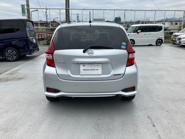 ノート Ｘ　ワンオ－ナ－　日産純正ナビ　ドライブレコーダー　全周囲カメラ　ＴＶ　クリアランスソナー　レーンアシスト　衝突被害軽減システム　オートライト　スマートキー　衝突安全ボディ　記録簿（9枚目）