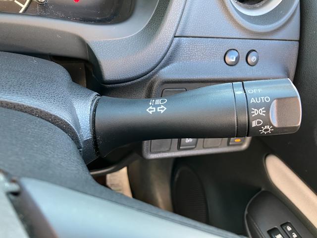 周りが薄暗くなったら自動点灯するオートライトを装備。