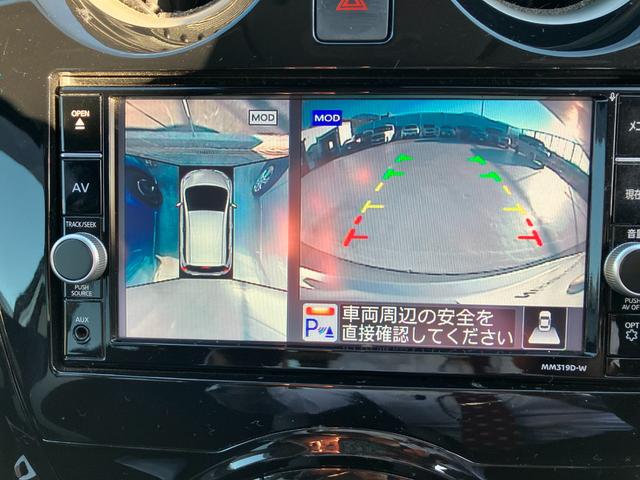 【全方位型モニター】クルマを上空から見下ろしているかのように、直感的に周囲の状況を把握できる全方位型モニター。狭い場所での駐車でも周囲が映像で確認できます。