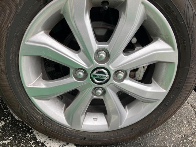 『アイドリングストップ』クルマが停車すると自動的にエンジンを停止し、無駄な燃料消費や排出ガスを抑えます。素早くエンジンを再始動させるなど、ドライバーの感覚とズレのない自然な制御を目指しています。